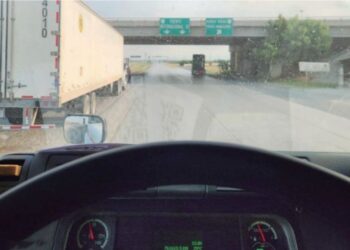 ‘Pegan’ aranceles a transportistas y aduanales