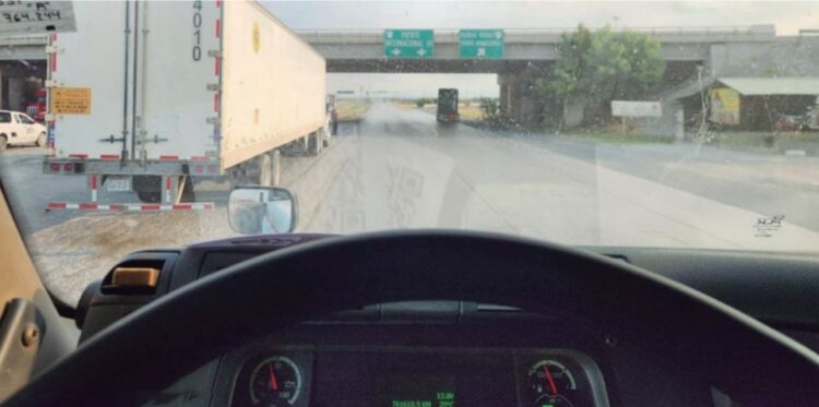 ‘Pegan’ aranceles a transportistas y aduanales