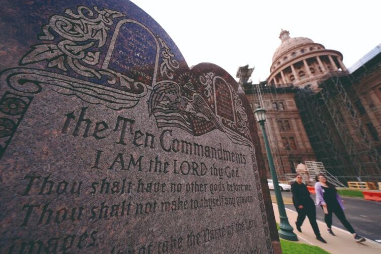 Discutirán ley que ordena exhibir los 10 mandamientos