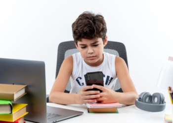 Niños que usan mucho el celular: todo lo que debes saber sobre la llamada demencia digital