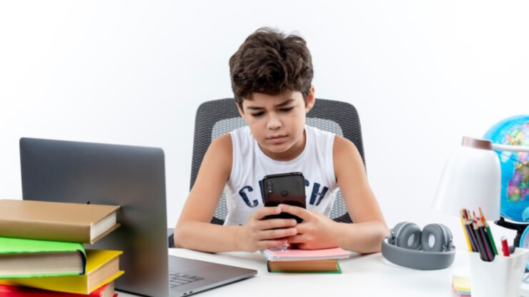 Niños que usan mucho el celular: todo lo que debes saber sobre la llamada demencia digital