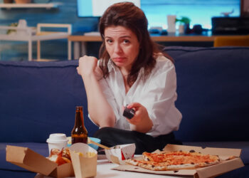 Pequeños hábitos diarios que dañan tu salud día a día