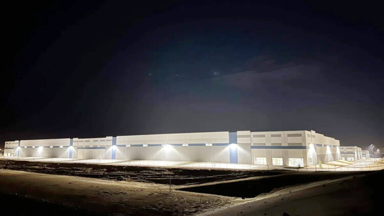 Compran almacenes para procesar a indocumentados