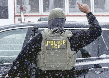 Suspende ICE a dos agentes