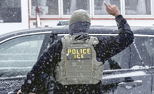 Suspende ICE a dos agentes
