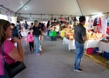 Bazar de San Valentín reúne a familias de NLD