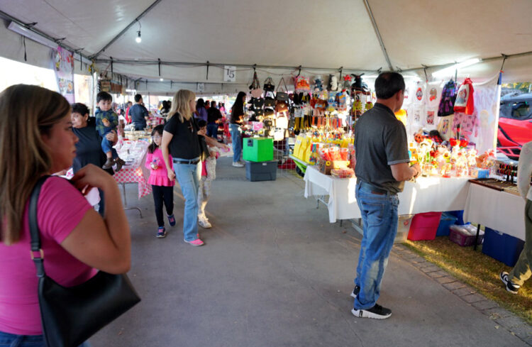 Bazar de San Valentín reúne a familias de NLD