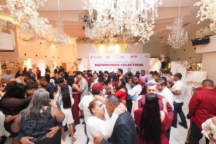 Contraen matrimonio 117 parejas en bodas colectivas