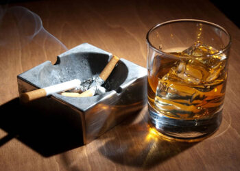 Podrán consumir tabaco y alcohol en el mismo sitio