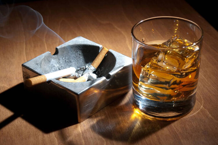 Podrán consumir tabaco y alcohol en el mismo sitio
