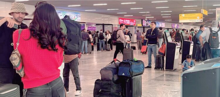 SE ARMAN DE PACIENCIA Neolaredenses se quedan atrapadas en Guadalajara