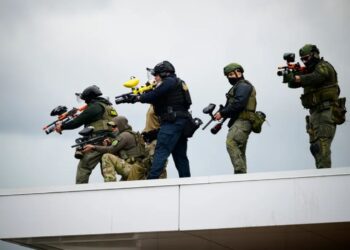 POR ORDEN DE JUEZ ‘Le amarran’ las manos a ICE