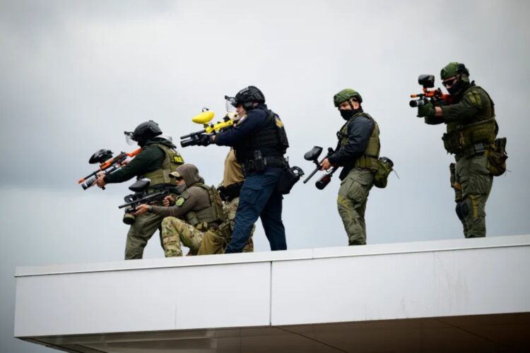 POR ORDEN DE JUEZ ‘Le amarran’ las manos a ICE