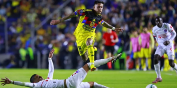 América avanza entre abucheos