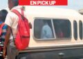 EN PICK UP Improvisan transporte escolar