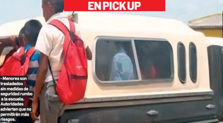 EN PICK UP Improvisan transporte escolar