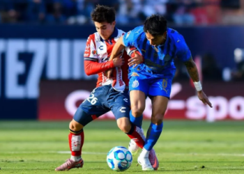 Chivas vence a San Luis y no sueltan la cima