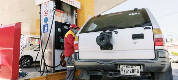 Cobro del IEPS encarece gasolina