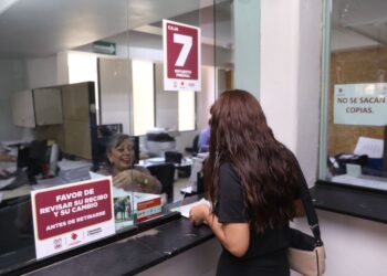 Cumplen ciudadanos con pago del predial