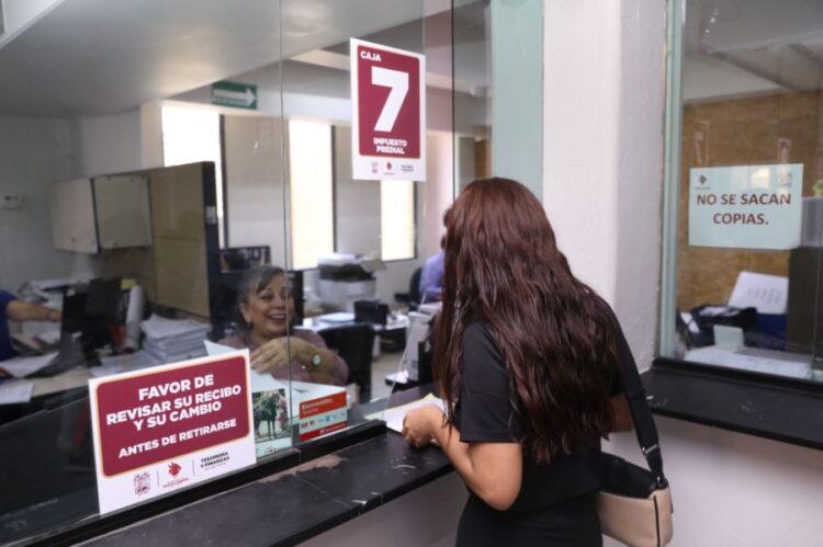 Cumplen ciudadanos con pago del predial