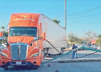 SIN CONTROL Tráileros tumban postes y cables