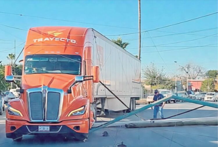 SIN CONTROL Tráileros tumban postes y cables