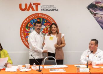 Reconoce rector excelencia de los graduados en el EGEL
