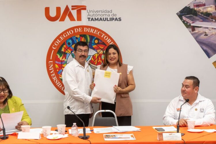 Reconoce rector excelencia de los graduados en el EGEL