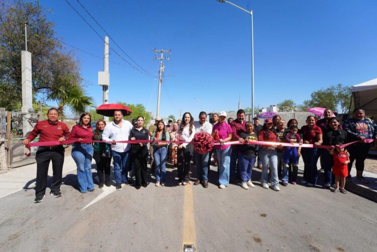 EN LA COLONIA FRANCISCO VILLA Entrega alcaldesa obras de pavimentación