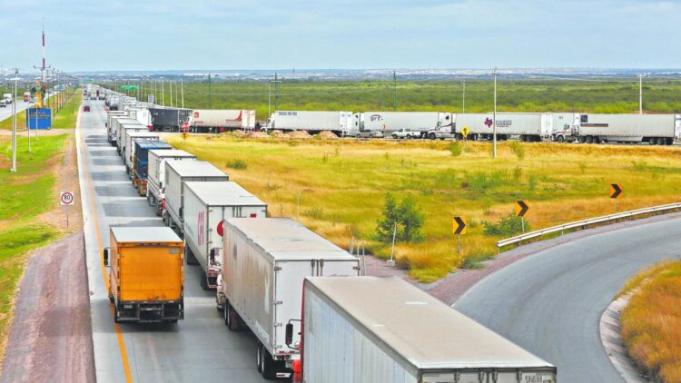 PUENTE DE COMERCIO MUNDIAL Genera caos cambio de personal