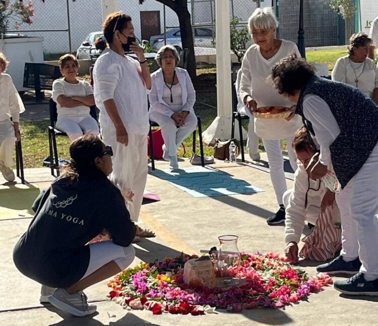 Adultos mayores dan la bienvenida a la primavera