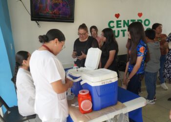 Vacunan a menores en Centro de Autismo