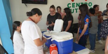 Vacunan a menores en Centro de Autismo