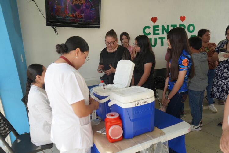 Vacunan a menores en Centro de Autismo