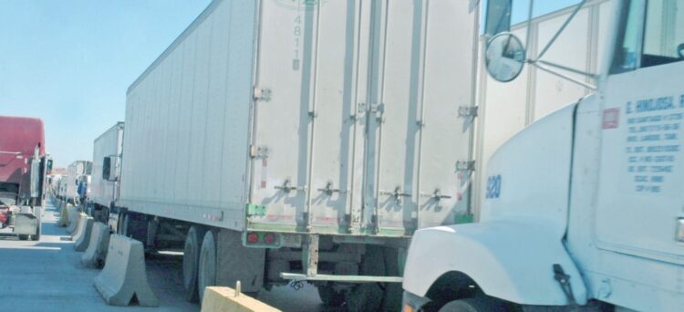 Fallas en casetas retrasan a tráileres