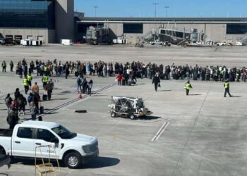 EL FBI LA DESCARTA Desalojan el aeropuerto de Kansas por amenaza