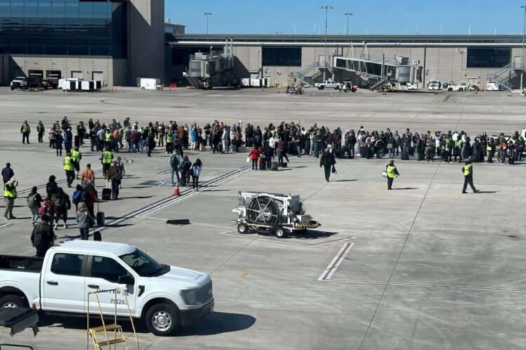EL FBI LA DESCARTA Desalojan el aeropuerto de Kansas por amenaza
