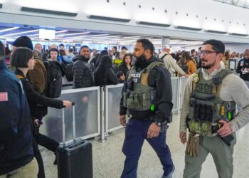 EN 14 AEROPUERTOS DE EU Despliegan a agentes del ICE