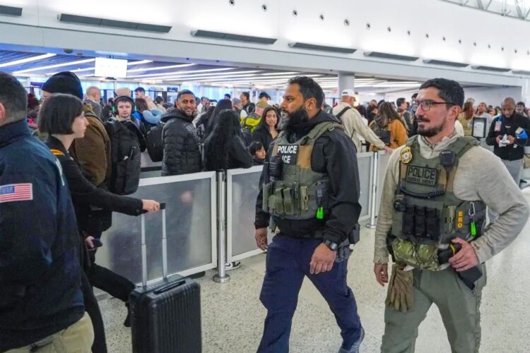 EN 14 AEROPUERTOS DE EU Despliegan a agentes del ICE