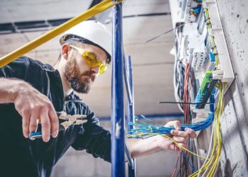 COMISIÓN DE REGULACIONES Exigirán licencias profesionales