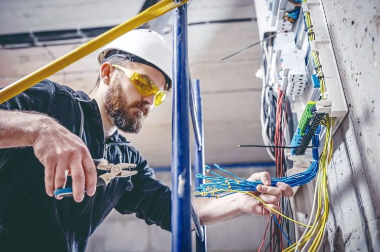 COMISIÓN DE REGULACIONES Exigirán licencias profesionales