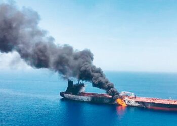 PELIGROSA ESCALADA Irán ataca centros petroleros en todo el Golfo Pérsico