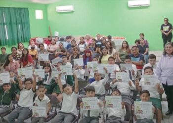 Reconocen a alumnos de educación especial