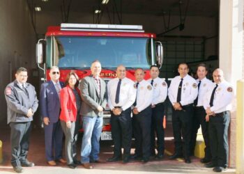 Reciben Bomberos una apagadora y ambulancia