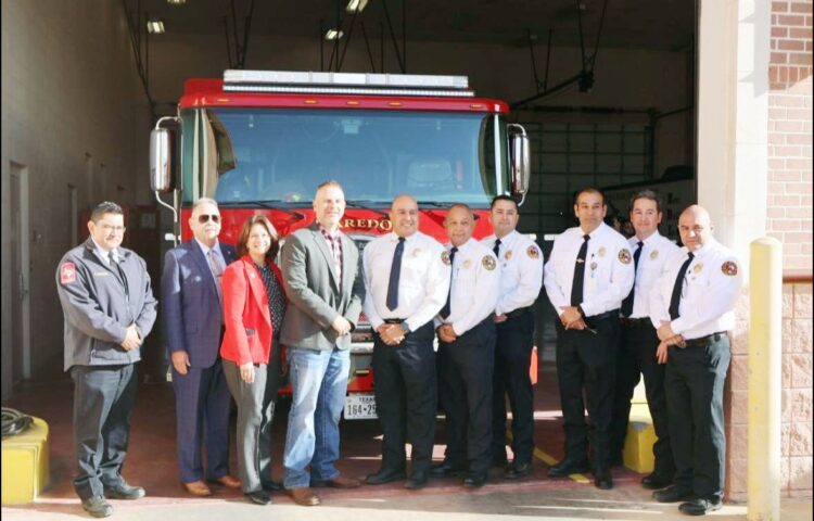 Reciben Bomberos una apagadora y ambulancia