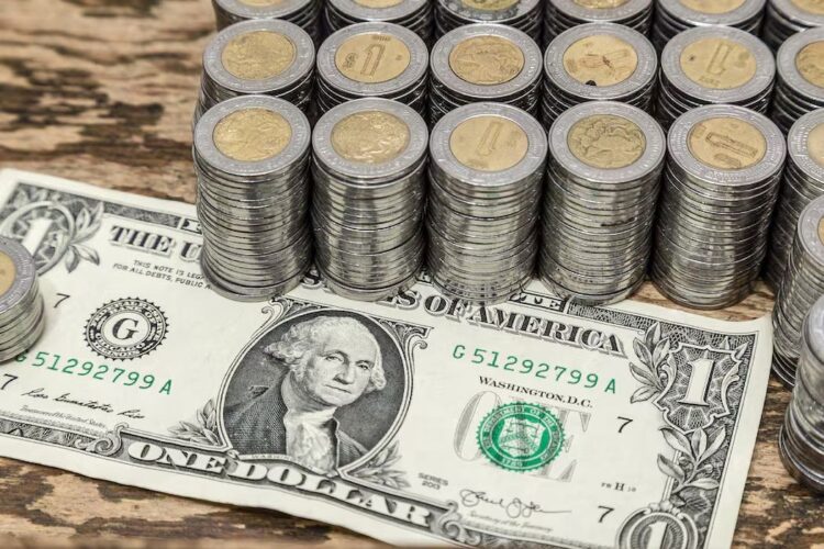 POR LA GUERRA Dólar “despluma” al peso mexicano