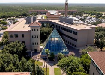 Garantiza TAMIU futuro de sus estudiantes
