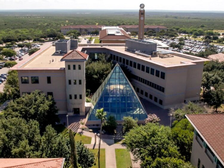 Garantiza TAMIU futuro de sus estudiantes