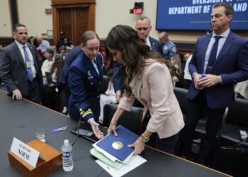 CAMBIOS EN EL GABINETE Destituye Trump a Kristi Noem