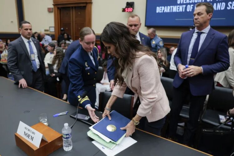 CAMBIOS EN EL GABINETE Destituye Trump a Kristi Noem